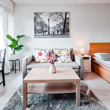 Cozy & Comfy Studio, 14 Mins From Airport, 18 Mins To Center Lägenhet